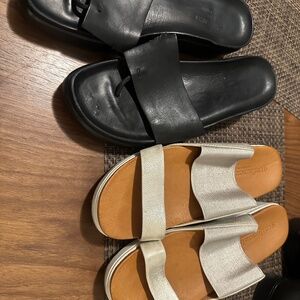 2 pairs of flip flops
